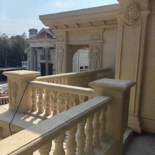 淮南 黄金麻别墅外墙干挂雕花配合阳台栏杆花瓶柱