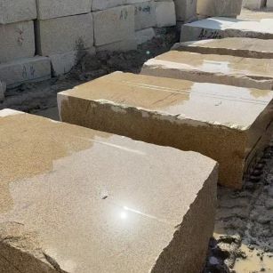 淮南 黄金麻方料堆场洗料分选中，原材料充足