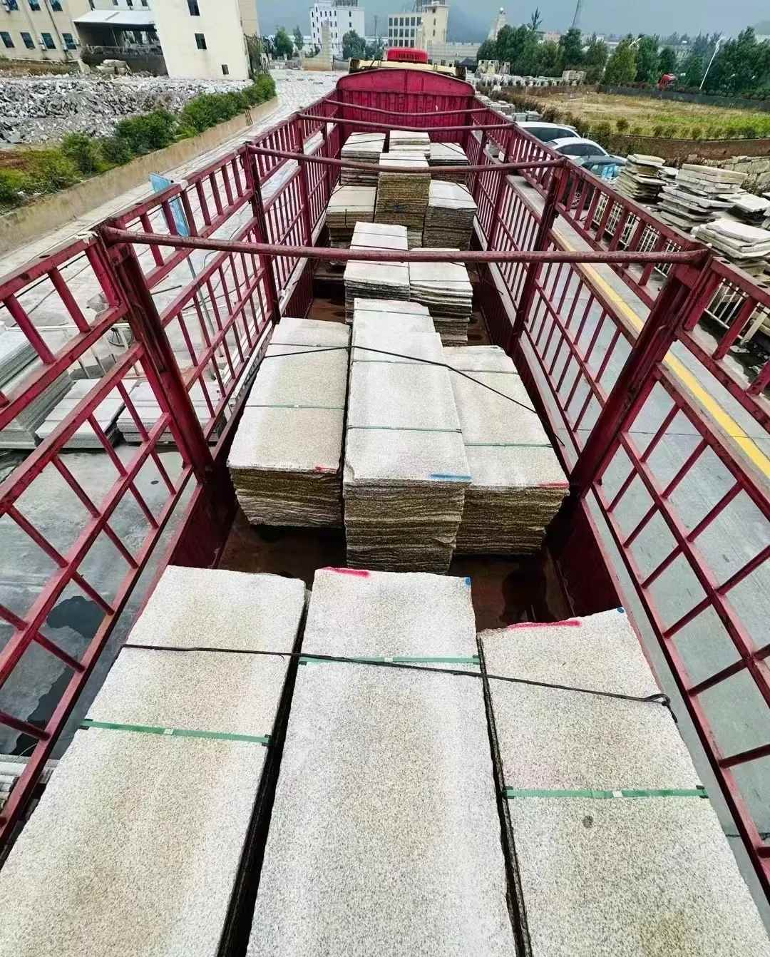 淮南 黄金麻花岗岩荔枝面，光面毛板装车完成