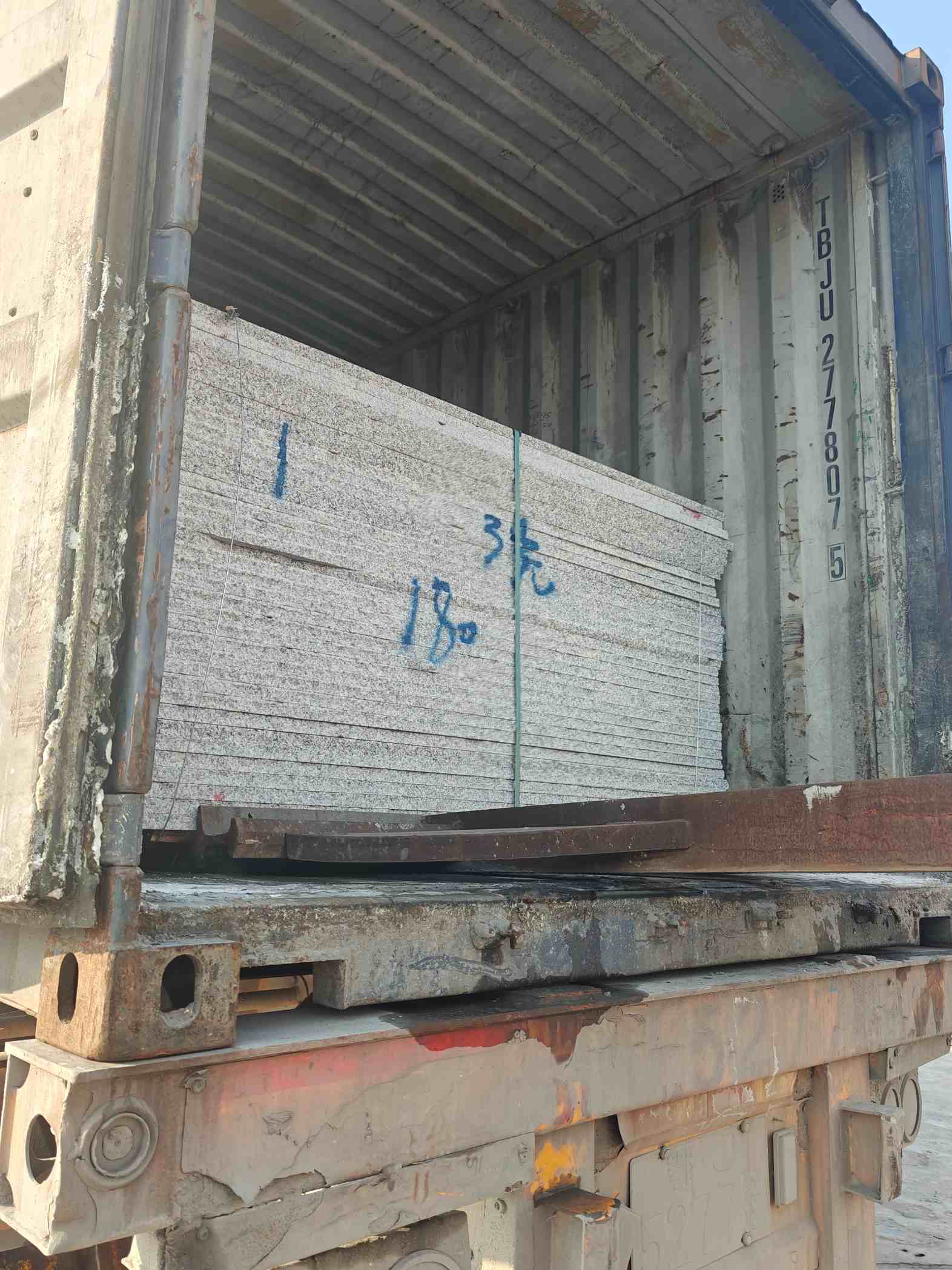 淮南 芝麻白花岗岩石材3.0公分光面毛板装柜出货