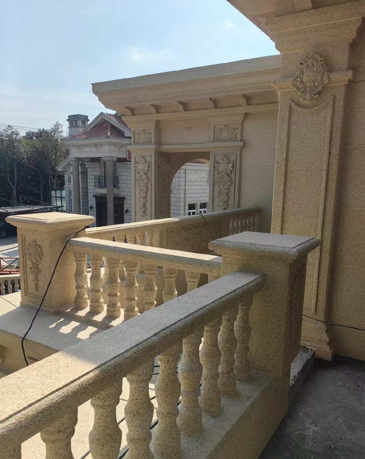 淮南 黄金麻别墅外墙干挂雕花配合阳台栏杆花瓶柱