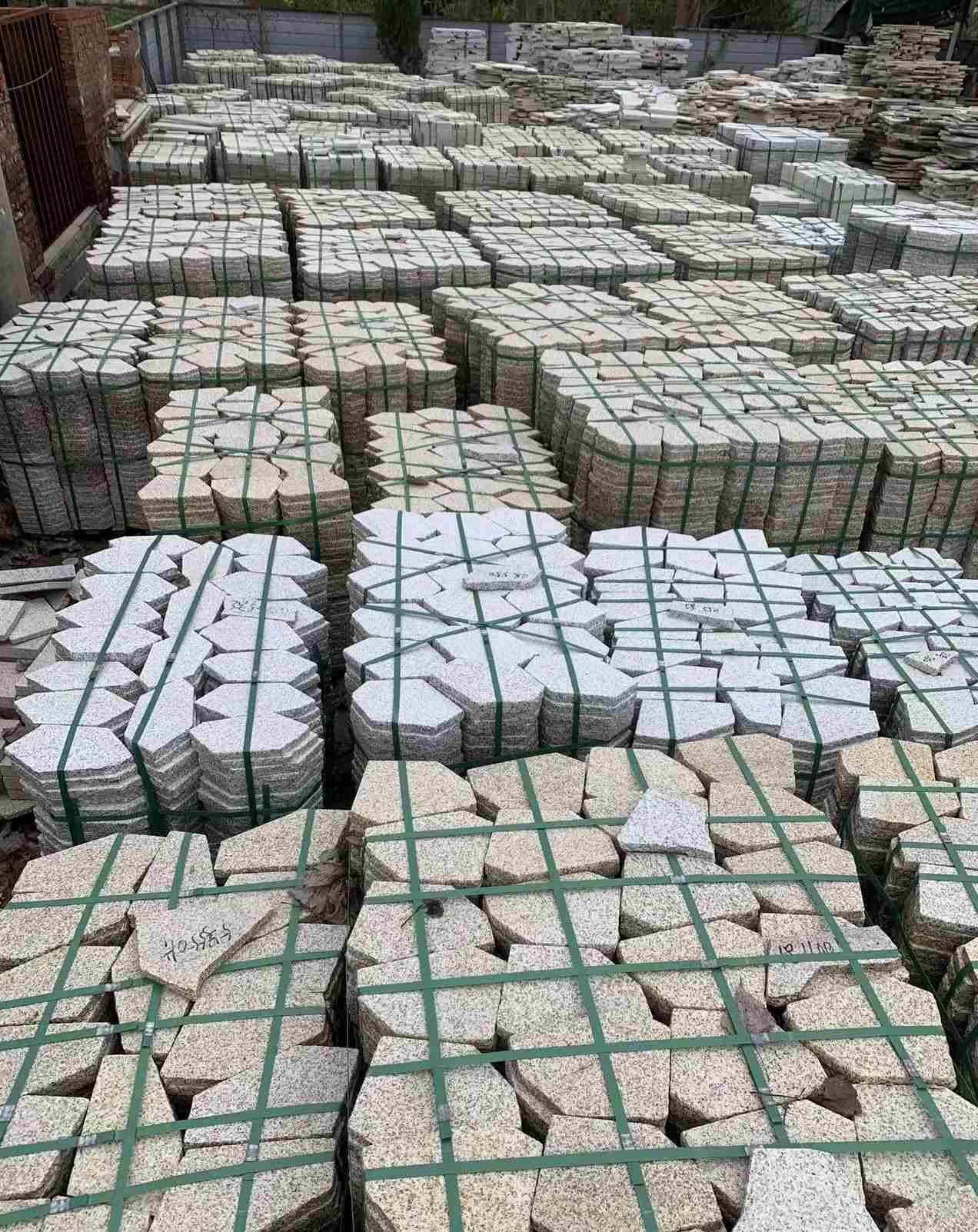 淮南 黄金麻白麻花岗岩荔枝面地铺石(冰裂纹)