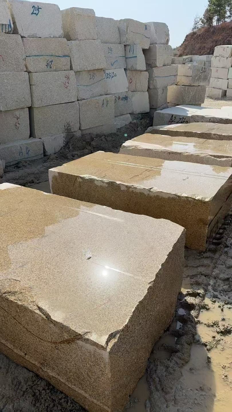 淮南 黄金麻方料堆场洗料分选中，原材料充足