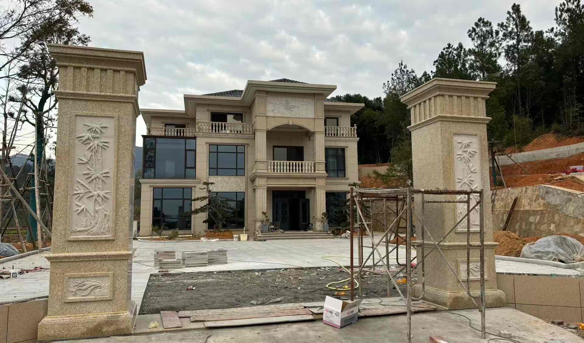 淮南 黄金麻花岗岩别墅雕花外墙干挂配上门口雕花罗马柱