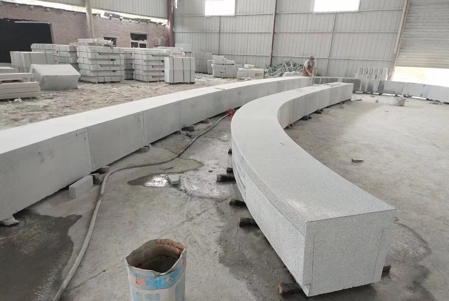 淮南芝麻白花岗岩石板材 园林光面弧形坐凳