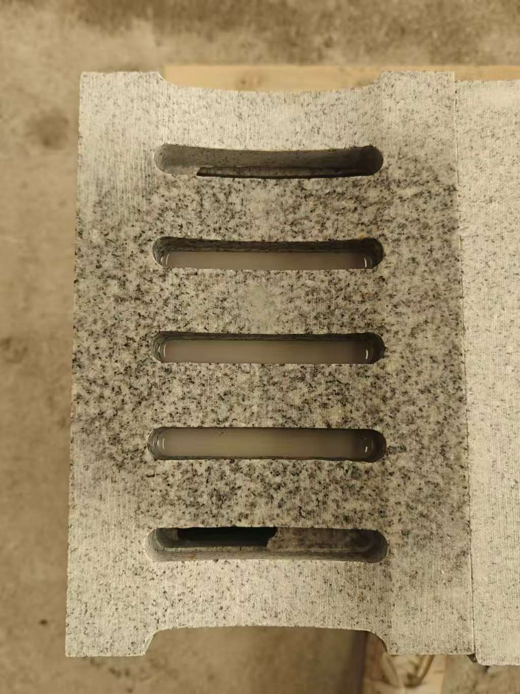 淮南 芝麻白拉丝面花岗岩U型开槽排水槽