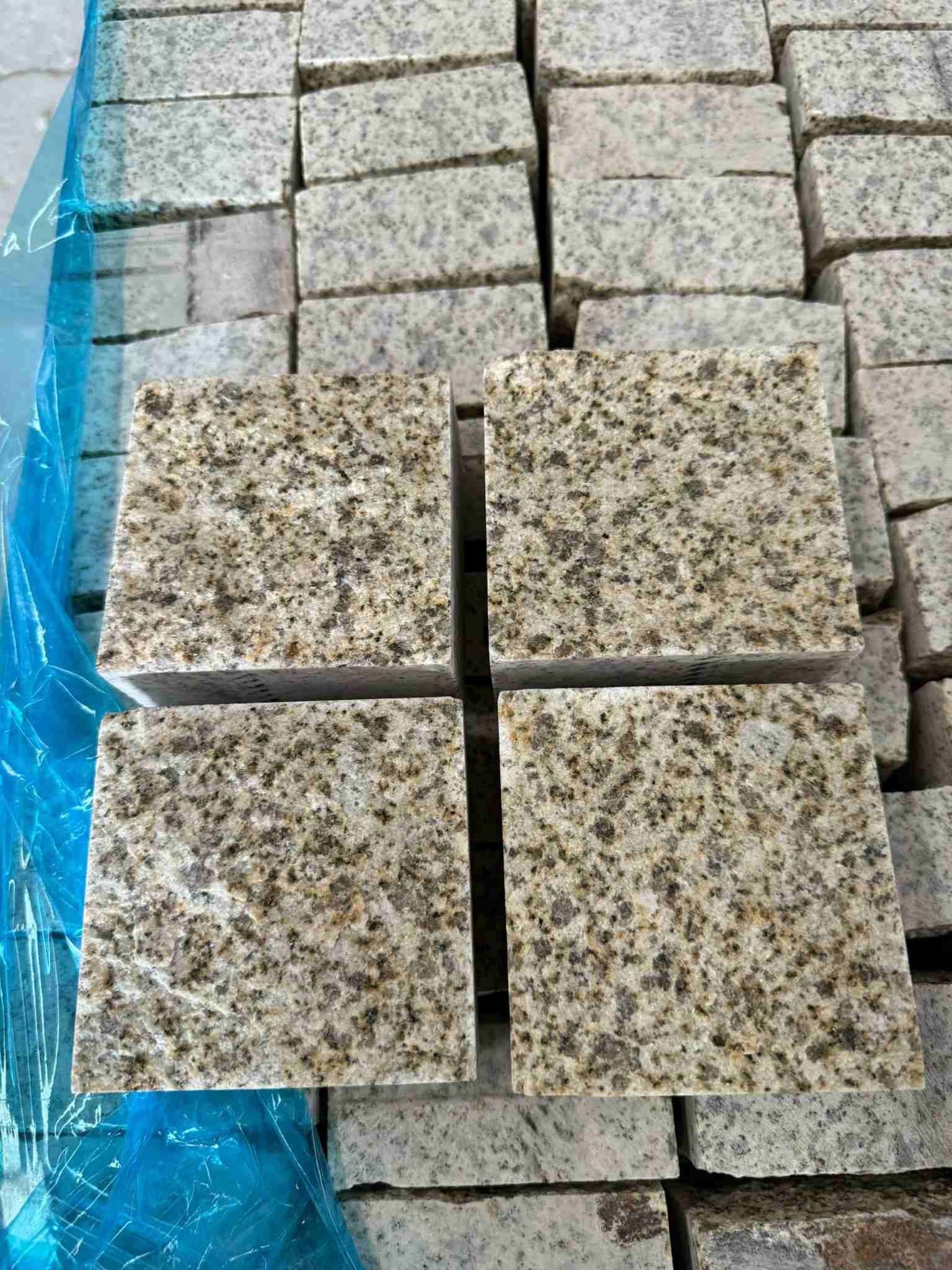 淮南 黄金麻花岗岩自然面小方块，弹石，马蹄石等