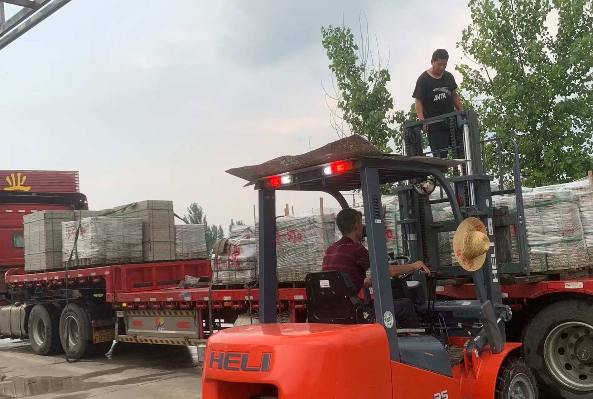 淮南 黄金麻冰裂纹，地铺石装车