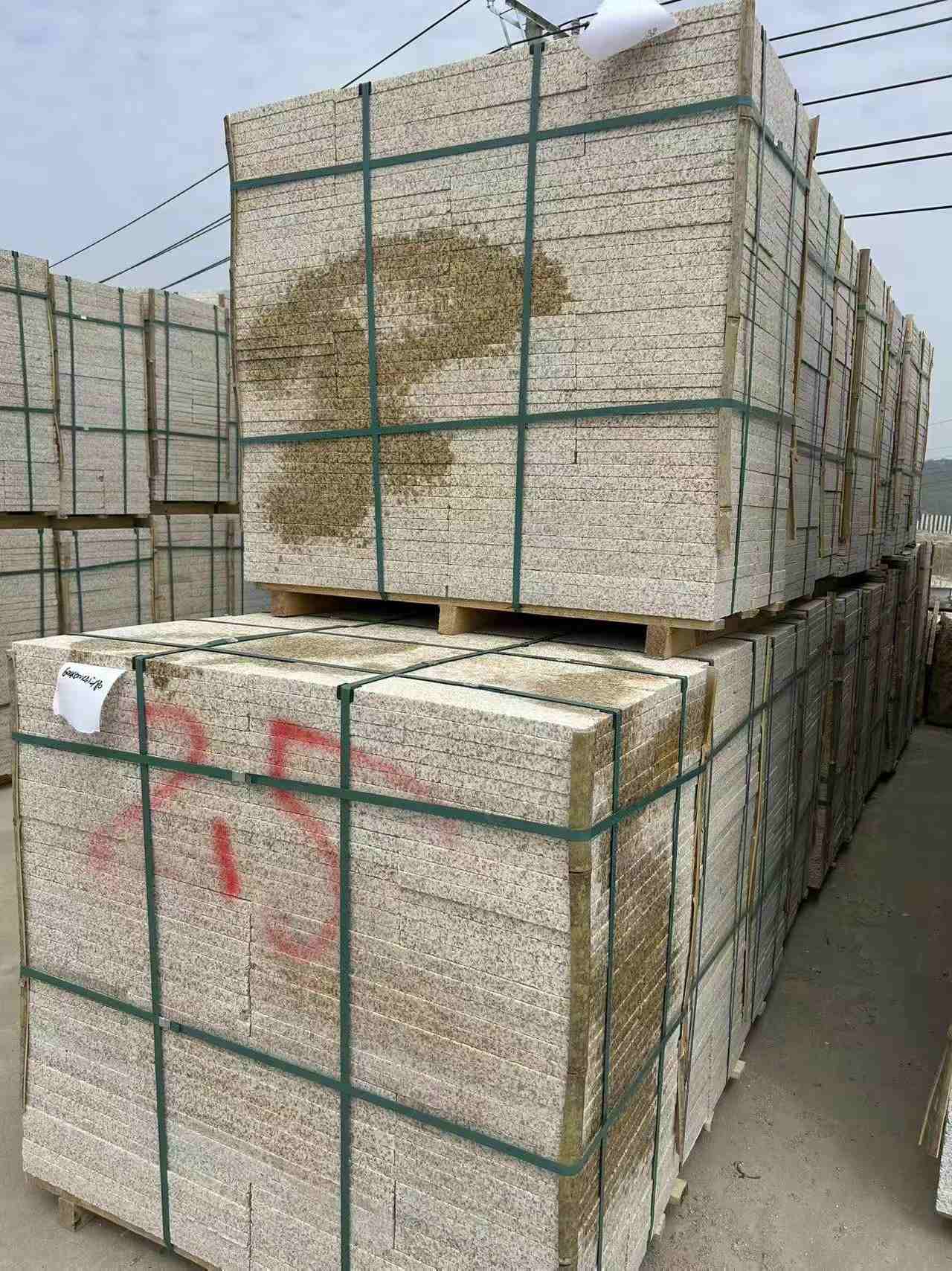 淮南 黄金麻花岗岩石材荔枝面地铺石2.5*300*600